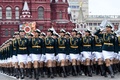 ロシアの首都モスクワで行われた旧ソ連の対ナチス・ドイツ戦勝73年を記念する軍事パレードで、リハーサルに臨む軍人たち（2018年5月9日撮影）。(c)AFP PHOTO / Kirill KUDRYAVTSEV