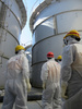 福島県大熊町にある東京電力（TEPCO）福島第1原子力発電所で汚染水タンクを視察する茂木敏充（Toshimitsu Motegi）経済産業相（2013年8月26日撮影、9月1日提供）。(c)AFP/TEPCO