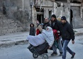 シリア・アレッポのバブ・ハディド地区で、政府軍が制圧した後に避難する住民たち（2016年12月7日撮影）。(c)AFP/GEORGE OURFALIAN