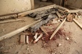 シリア北西部イドリブ県アルフベイトで、前日に激しい空爆を受けたアブドル・バセト・サトゥフ君の自宅内部に残る血痕（2017年2月17日撮影）。(c)AFP/Omar haj kadour