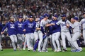 24MLB、ワールドシリーズ（7回戦制）、ニューヨーク・ヤンキース対ロサンゼルス・ドジャース。優勝を決めて歓喜するロサンゼルス・ドジャースの選手（2024年10月30日撮影）。(c)Elsa/Getty Images/AFP