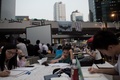 香港の金鐘（アドミラルティ、Admiralty）地区で、路上で勉強する学生たち（2014年10月22日撮影）。(c)AFP/Nicolas ASFOURI