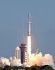米フロリダ州ケープカナベラルのケネディ宇宙センターから打ち上げられた、航空宇宙局（NASA）の探査機「エウロパ・クリッパー」を搭載したスペースX社のロケット「ファルコン9」（2024年10月14日撮影）。(c)Gregg Newton / AFP
