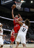 クリーブランド・キャバリアーズ戦でゴール下からシュートを放つシカゴ・ブルズのヨアキム・ノア（%%Joakim Noah%%）。（2008年11月5日撮影）(c)AFP/Getty Images/Gregory Shamus