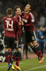 VfLボルフスブルク（VfL Wolfsburg）戦で得点を挙げたチームメートを祝福するニュルンベルク（1. FC Nuremberg）の長谷部誠（Makoto Hasebe、2013年11月23日撮影）。(c)AFP/CHRISTOF STACHE