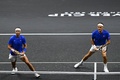 男子テニスの欧州チームとワールドチームの対抗戦、レーバー・カップ初日。試合に臨む欧州チームのロジャー・フェデラー（右）/ラファエル・ナダル組（2022年9月23日撮影）。(c)Glyn KIRK / AFP