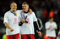 サッカー欧州チャンピオンズリーグ（UEFA Champions League 2012-13）は1日、準決勝第2戦が行われ、バイエルン・ミュンヘン（Bayern Munich）が3-0でFCバルセロナ（FC Barcelona）に勝利し、2試合合計スコア7-0で4年間で3度目となる決勝に進出した。

試合に勝利し、チームメイトのバスティアン･シュバインシュタイガー（Bastian Schweinsteiger）と喜びを分かち合うバイエルン・ミュンヘンのアリエン・ロッベン（Arjen Robben、2013年5月1日撮影）。(c)AFP/LLUIS GENE