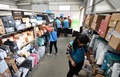 届いた荷物を探すスタッフ（2018年11月14日撮影）。(c)CNS/郝群英