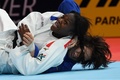 世界柔道選手権、女子63キロ級の決勝で対戦するクラリス・アグベニュー（左）と田代未来（2019年8月28日撮影）。(c)CHARLY TRIBALLEAU / AFP