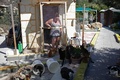 キプロス沿岸の街パフォスに近いタラ村にあるタラ修道院キャットパークで、猫たちを見るボランティア（2016年10月4日撮影）。(c)AFP/Florian CHOBLET
