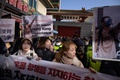 韓国・ソウルの中国大使館周辺をデモ行進し、香港の民主派デモへの連帯を示す学生たち（2019年11月19日撮影）。(c)Ed JONES / AFP