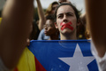 スペイン・カタルーニャ自治州の州都バルセロナで、カタルーニャ独立派の旗「アスタラーダ」を掲げてデモを行う市民ら（2017年10月2日撮影）。(c)AFP/PIERRE-PHILIPPE MARCOU
