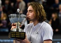 男子テニス、オープン13、シングルス決勝。トロフィーにキスするステファノス・チチパス（2020年2月23日撮影）。(c)GERARD JULIEN / AFP