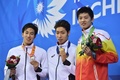 第17回アジア競技大会（17th Asian Games、Asiad）競泳男子200メートル個人メドレー決勝。表彰台でメダルを手にする（左から）銀メダリストの藤森太将（Hiromasa Fujimori）、優勝した萩野公介（Kosuke Hagino）、銅メダリストのワン・シュン（Shun Wang、2014年9月22日撮影）。(c)AFP/PHILIPPE LOPEZ