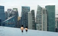シンガポールの高級リゾートホテルのマリーナ・ベイ・サンズ（Marina Bay Sands）の屋上にある「インフィニティープール（Infinity Pool）」でくつろぐ人々（2014年5月20日撮影）。(c)AFP/ROSLAN RAHMAN