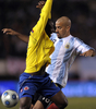 2010年サッカーW杯南アフリカ大会（%%2010 World Cup%%）南米予選第13節、アルゼンチン対コロンビア。試合はアルゼンチンが1-0でコロンビアを下した。南米予選は5節を残しているが、本戦への出場権が与えられる上位4位チームと5位以下のチームがはっきりと分かれている。13節を終えた上位にはブラジル、パラグアイ、チリ、アルゼンチンがつけている。アルゼンチンが1-0でコロンビアを下した。写真はコロンビアのパブロ・アルメロ（%%Pablo Armero%%、左）とボールを競るアルゼンチンのファン・セバスティアン・ベロン（%%Juan Sebastian Veron%%）。（2009年6月6日撮影）（c）AFP/ALEJANDRO PAGNI