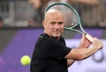 ルーマニア・クルジュナポカで行われたイベントで、エキシビションマッチに臨む元男子テニスのアンドレ・アガシ氏（2024年6月15日撮影）。(c)Simion Sebastian Tataru / AFP