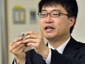 自身の研究室で、シート状の体温計を見せる東京大学の染谷隆夫教授（2015年11月9日撮影）。(c)AFP/Yoshikazu TSUNO