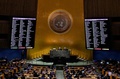 国連（UN）総会で行われた、ロシア軍のウクライナからの即時撤退を求める決議案の投票結果を映す掲示板（2023年2月23日撮影）。(c)TIMOTHY A. CLARY / AFP