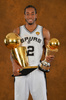 13-14NBAファイナル（7回戦制）第5戦、サンアントニオ・スパーズ（San Antonio Spurs）対マイアミ・ヒート（Miami Heat）。ファイナルMVPを獲得し、トロフィーを手にするサンアントニオ・スパーズのカウィ・レオナルド（Kawhi Leonard、2014年6月15日撮影）。(c)AFP/Getty Images/NBAE/Jesse D. Garrabrant