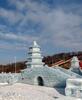 吉林省の氷雪テーマパーク「長春氷雪新天地」に設置された「西湖印象区」の一角（2024年12月23日撮影）。(c)Xinhua News
