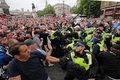 英ロンドンのトラファルガー広場前で、警官隊と衝突する極右団体元代表のトミー・ロビンソン氏の支持者ら（2018年6月9日撮影）。(c)AFP PHOTO / Daniel LEAL-OLIVAS