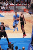 13-14NBA、ロサンゼルス・クリッパーズ（Los Angeles Clippers）対シカゴ・ブルズ（Chicago Bulls）。切り込んでシュートに持ち込むロサンゼルス・クリッパーズのブレイク・グリフィン（Blake Griffin、2013年11月24日撮影）。(c)AFP/Getty Images/NBAE/Andrew D.Bernstein