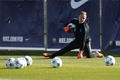 欧州チャンピオンズリーグのASローマ戦を控え、最終調整に臨むFCバルセロナのGKマルクアンドレ・テル・シュテーゲン（2015年11月23日撮影）。(c)AFP/JOSEP LAGO