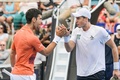 テニス、アデレード国際1、男子ダブルス1回戦。ペアを組んだバセック・ポスピシル（右）と手を合わせるノバク・ジョコビッチ（2023年1月2日撮影）。(c)Brenton EDWARDS / AFP