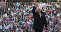 ロシアのクリミア併合から8年の関連行事で手を振るウラジーミル・プーチン大統領。モスクワのルジニキ・スタジアムで（2022年3月18日撮影、資料写真）。(c)Mikhail KLIMENTYEV / SPUTNIK / AFP