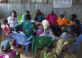 南スーダンの首都ジュバにある避難民収容施設を訪れた国連人権理事会の視察団（2016年11月28日撮影）。(c)AFP/ALBERT GONZALEZ FARRAN