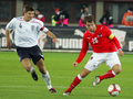 オーストリアのアンドレアス・イバンシュイッツ（%%Andreas Ivanschitz%%、右）をマークするイングランドのスティーブン・ジェラード（%%Steven Gerrard%%）。(c)AFP/DIETER NAGL
