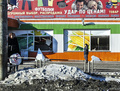 ロシア・ウラル（Ural）地方のチェリャビンスク（Chelyabinsk）で、隕石落下の衝撃波で窓ガラスが割れた店舗（2013年2月15日撮影）。(c)AFP/ 74.RU/ OLEG KARGOPOLOV
