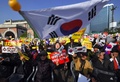 韓国ソウルのソウル駅で行われた朴槿恵（パク・クネ）大統領支持派のデモの様子（2016年11月19日撮影）。(c)AFP/JUNG Yeon-Je