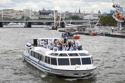 「離脱か残留か」船で訴え、テムズ川で両陣営衝突 英国