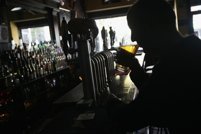 毎日2杯以上の飲酒で老後の物忘れ早まる、研究