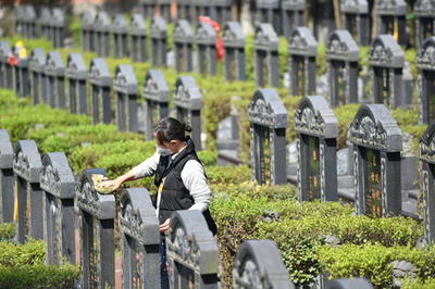 中国で広まる「バーチャル」「代理人」の墓参り 新型ウイルス対策