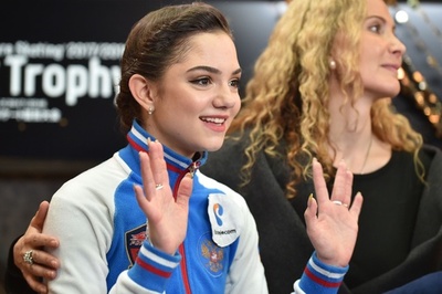 メドベデワが圧倒的な強さで女子SP首位発進、羽生はけがで欠場 NHK杯