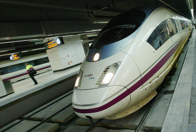 スペインの高速列車AVE、バルセロナ・マドリード間の運行を開始