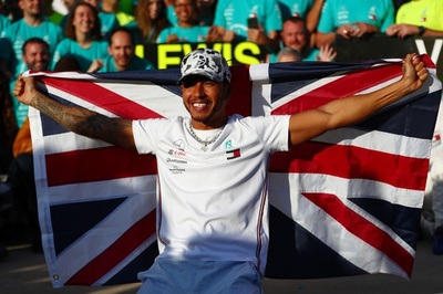 ハミルトンが「感無量」6度目年間王者に、シューマッハ氏に迫る