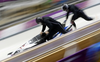 ボブスレーのそりが作業員と衝突、両足骨折の重傷か ソチ五輪