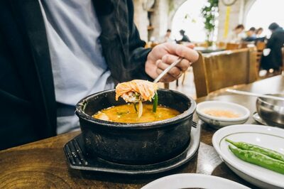 韓国の飲食店、1人客を食事中に移動させ「強制相席」…ネットで批判「人間テトリスだ」