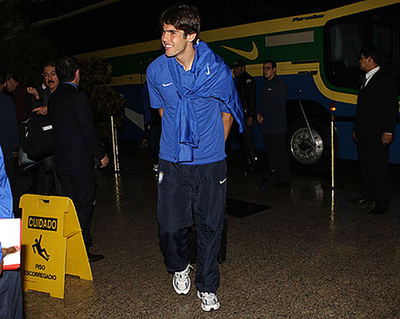 ブラジル代表 ウルグアイ戦に向け帰国