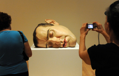 動き出しそうな彫刻、ロン・ミュエック作品展 オーストラリア