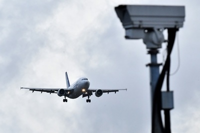 英空港でのドローン違法使用容疑で2人逮捕、警察