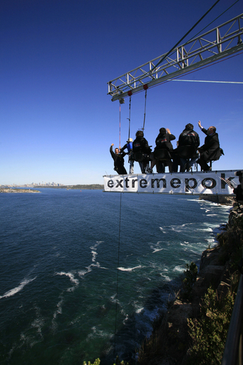 絶壁の上でポーカー大会、負ければ90メートル落下