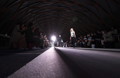 退屈なビルから東京の街に飛び出したファッションウィーク