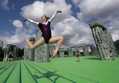 ロンドンに英古代遺跡ストーンヘンジのレプリカが登場