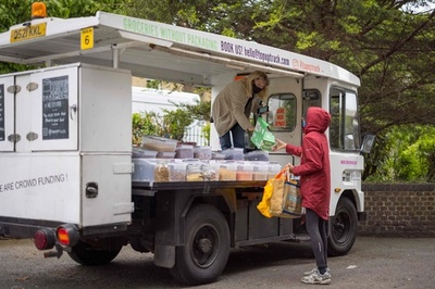 懐かしの牛乳配達車、エコな移動販売に再利用 ロンドン