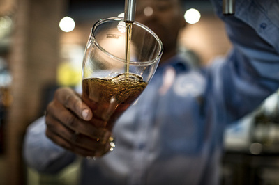 飲酒に「ここまでなら大丈夫」はない、予防効果はリスクで相殺 研究